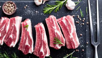 Thị trường thịt heo và rau củ tại Trung Quốc tăng giá chóng mặt trước Tết
