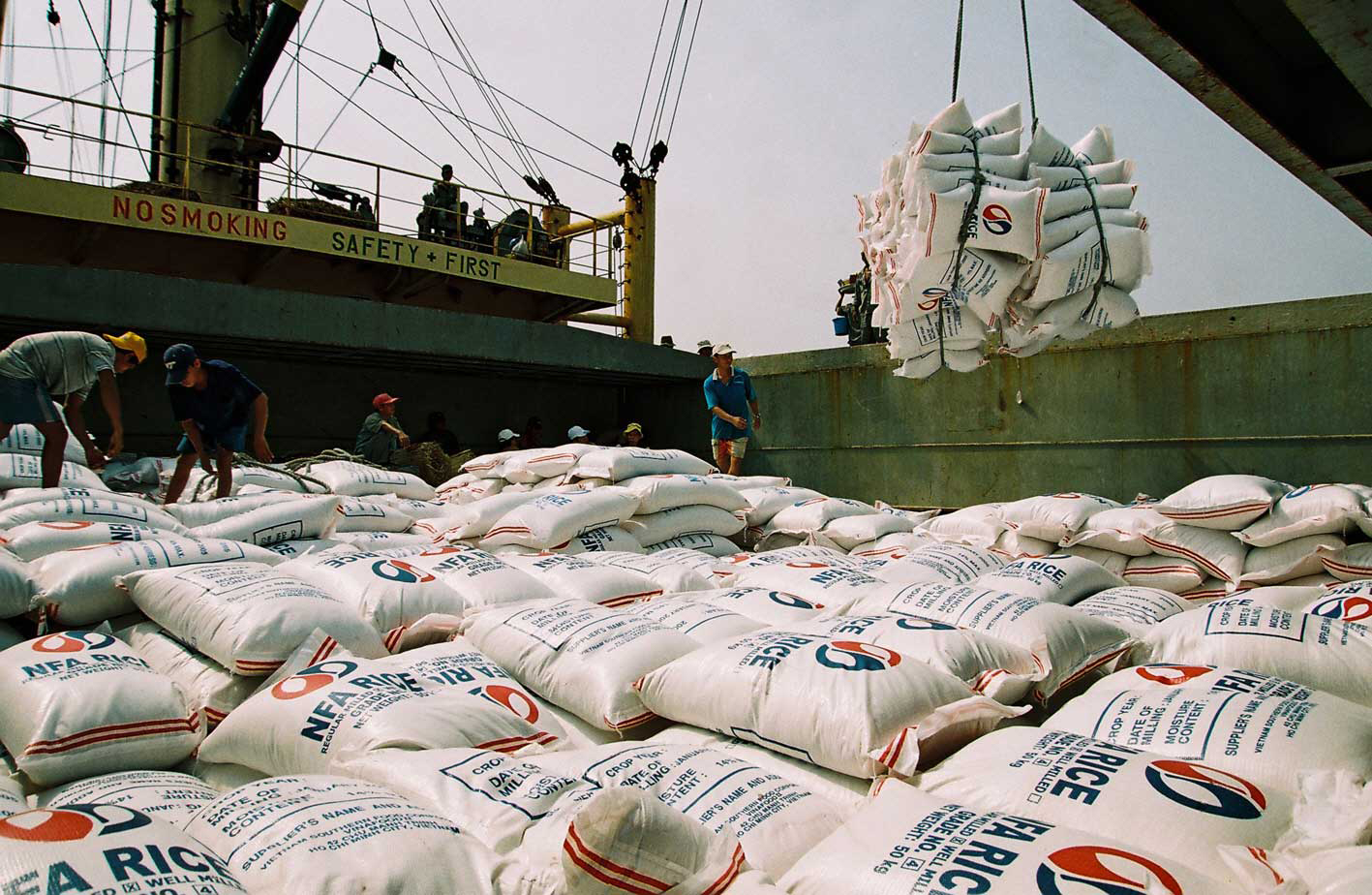 Việt Nam nhập khẩu lúa gạo tấp nập từ Campuchia